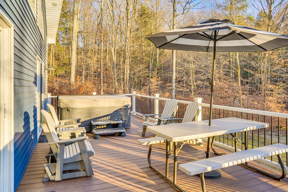 Hot Tub, Grill & Mtn Views! Benezette Cabin House in Allegheny River
