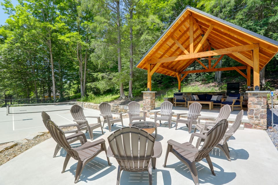 Hot Tub, Grill & Mtn Views! Benezette Cabin House in Allegheny River