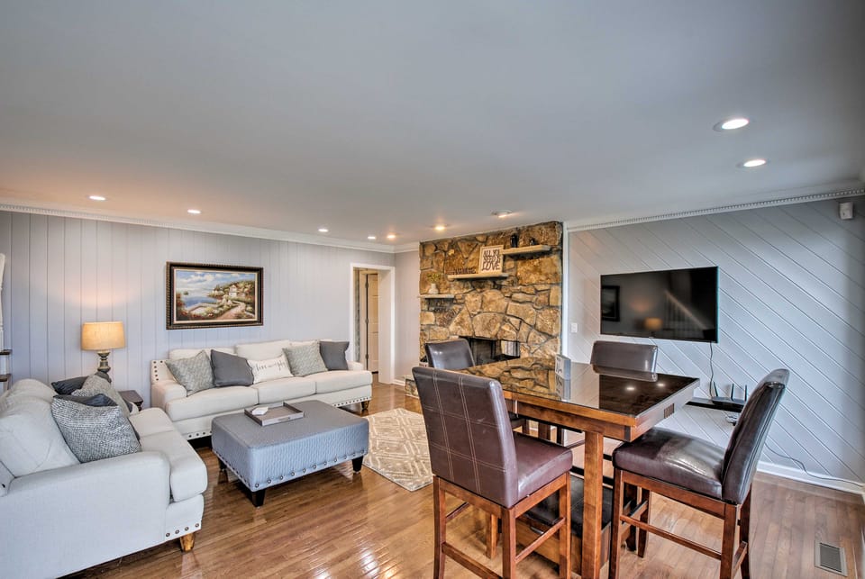 Stay Above it All! Modern Home on Missionary Ridge House in East Ridge