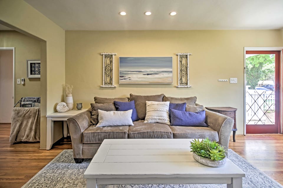 Oceanside Home w/ Yard - Walk to Beach & Pier House in Oceanside