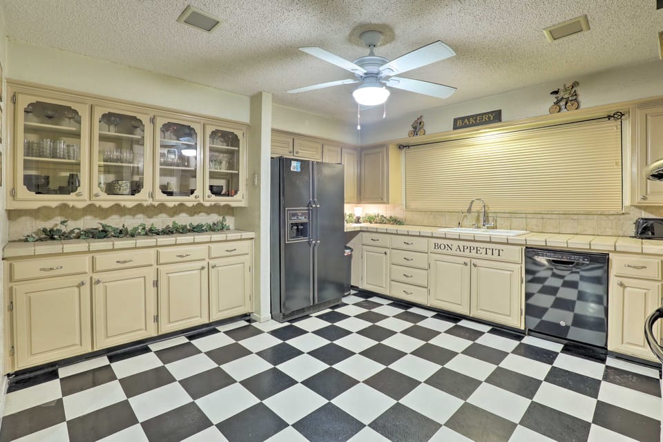 9 Mi to AT&T Stadium: Pet-Friendly Escape w/ Deck! House in Arlington