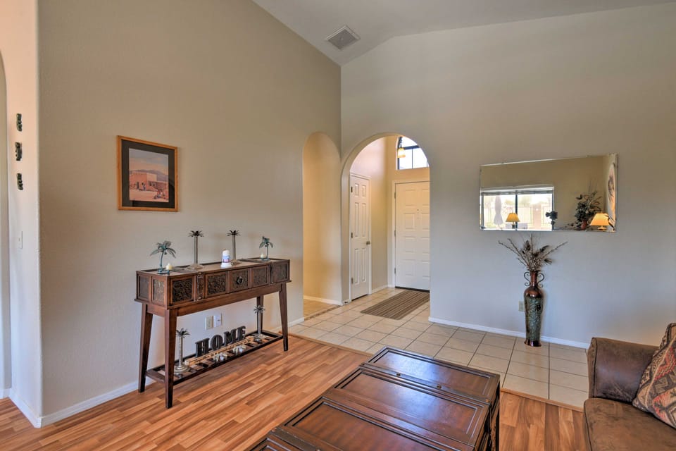 Walk to NFL Games: Glendale Home Near Golf House in Glendale