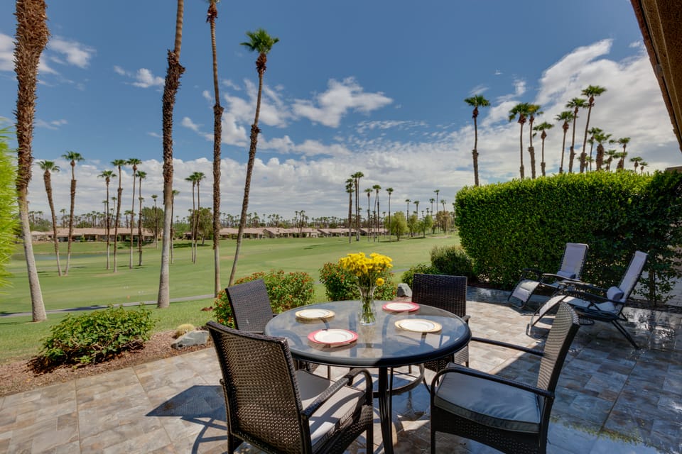 Beautiful Gated Country Club, Prime Location Apartment in Palm Desert