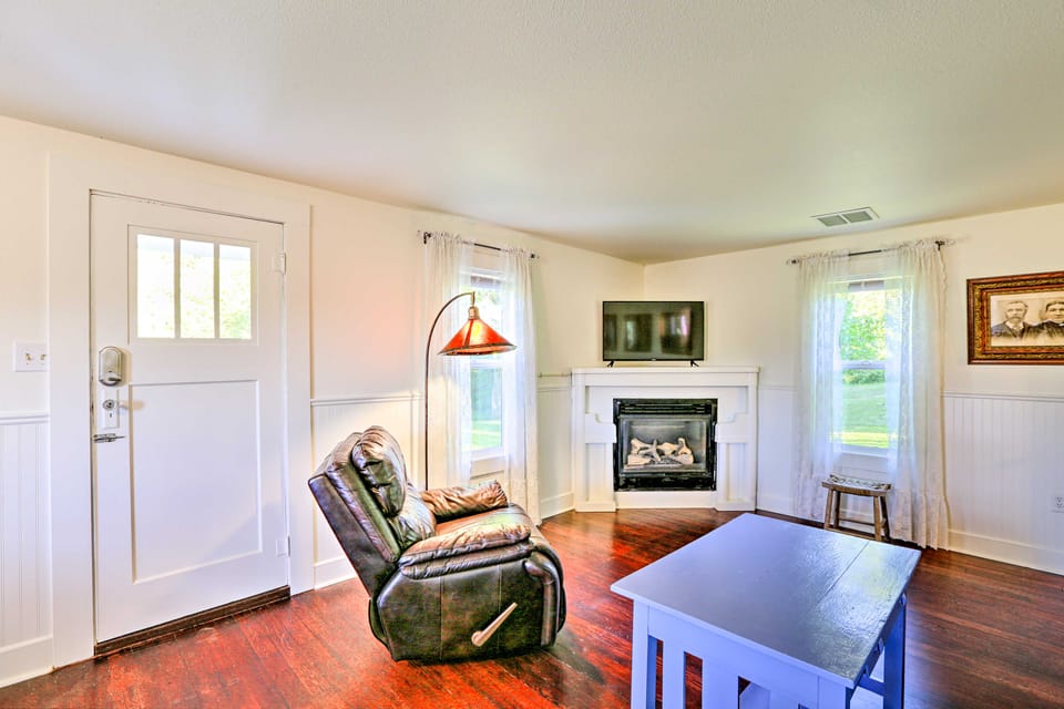 Ferndale Cottage on Private 20 Acre Farm! Cottage in Washington