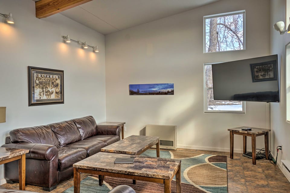 Pet-Friendly Duplex w/ Northern Lights Aurora View Apartment in Fritz Creek