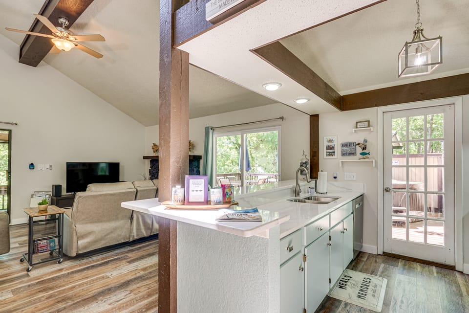 Osage Beach Home w/ Private Hot Tub: Near Lake! House in Lake of the Ozarks