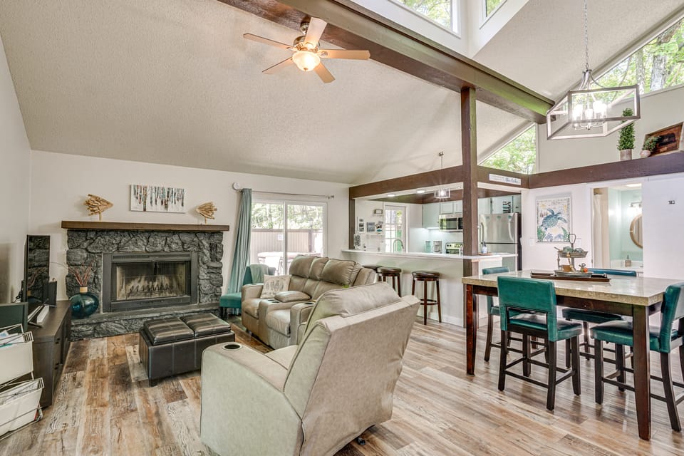 Osage Beach Home w/ Private Hot Tub: Near Lake! House in Lake of the Ozarks