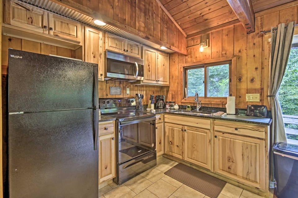 Secluded Stanardsville Cabin w/ 10 Acres & Hot Tub House in Shenandoah Valley