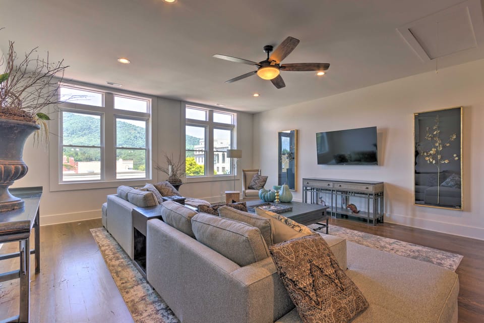 Modern Main St. Apt in Downtown Waynesville! Apartment in Waynesville