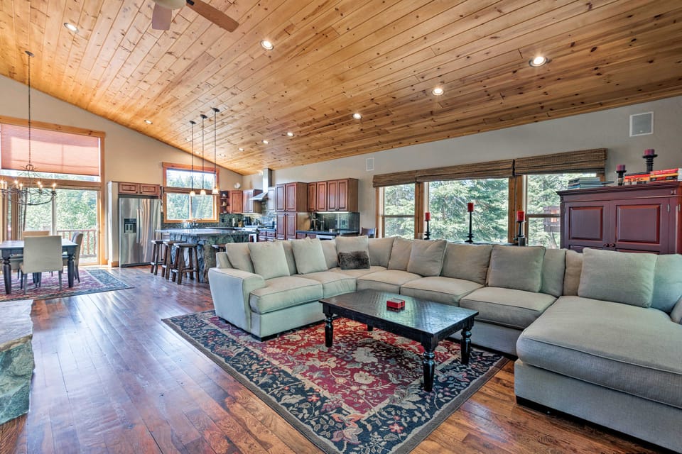 Truckee Escape w/ Hot Tub Near Ski Resorts House in Truckee