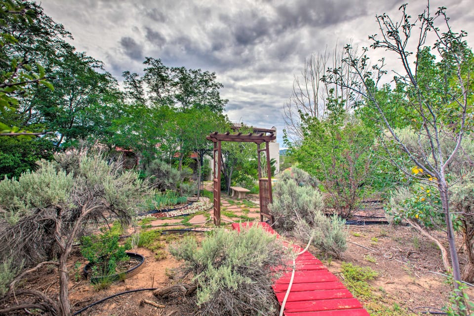 Taos Area Escape on 1.5 Acres: Panoramic Mtn Views House in New Mexico