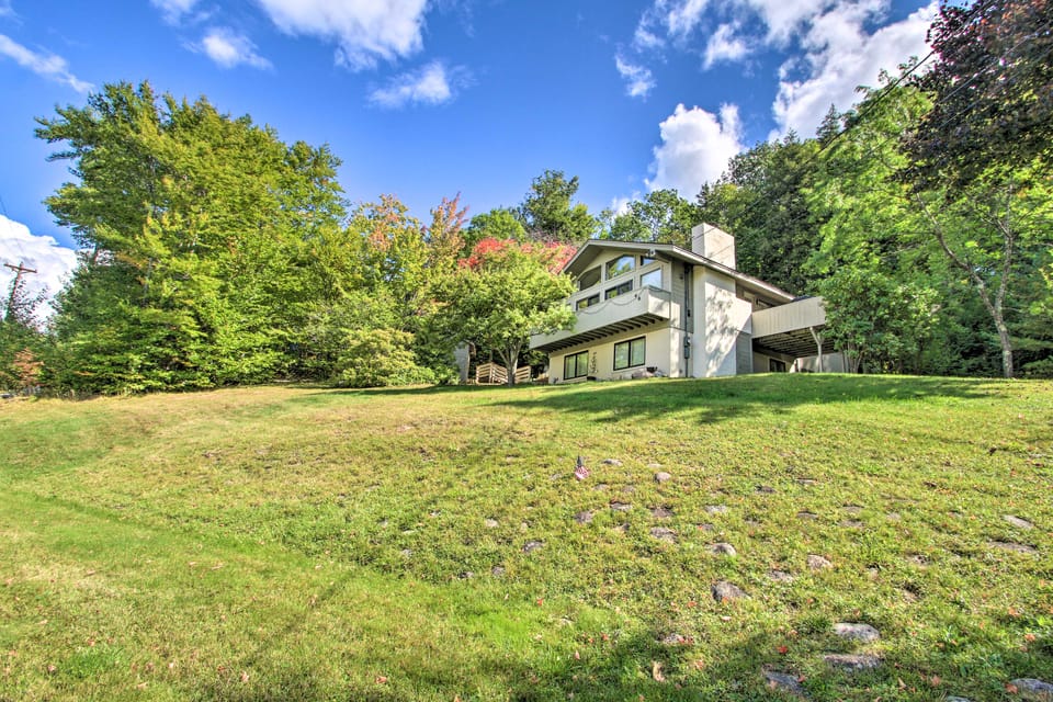 House w/ Balcony ~ 5 Mi to Cranmore Resort! House in Glen
