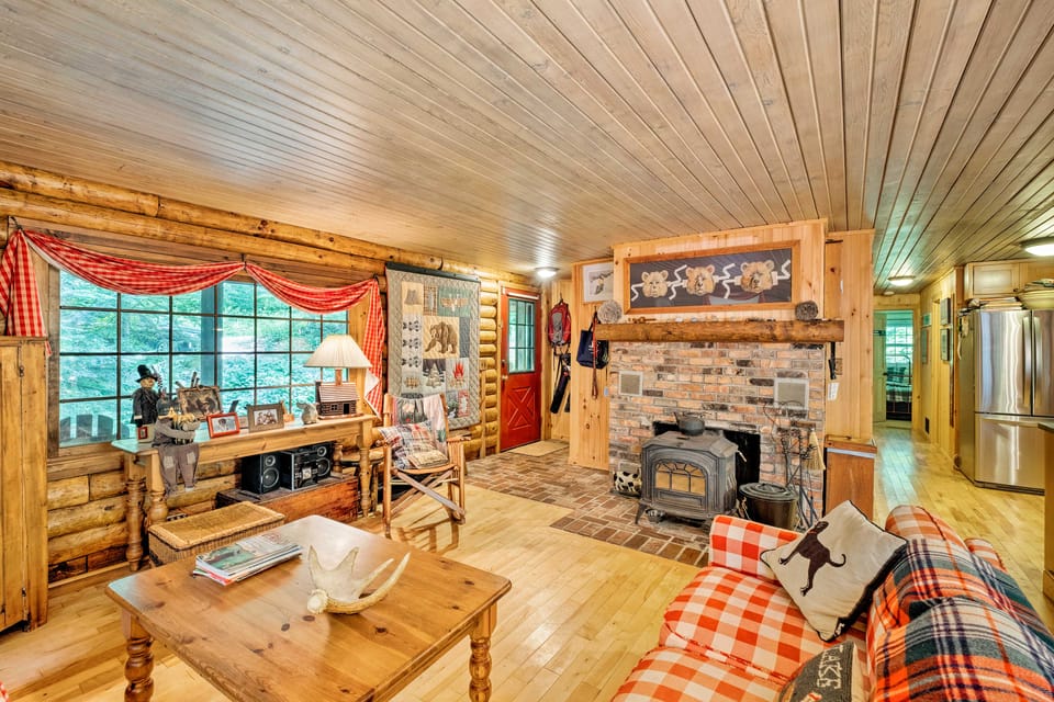 Private Wooded Cabin: 7 Mi to Mount Snow! House in Wilmington