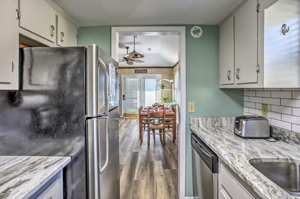 Walk to Beach: Dog-Friendly Myrtle Beach Cottage! Cottage in South Carolina
