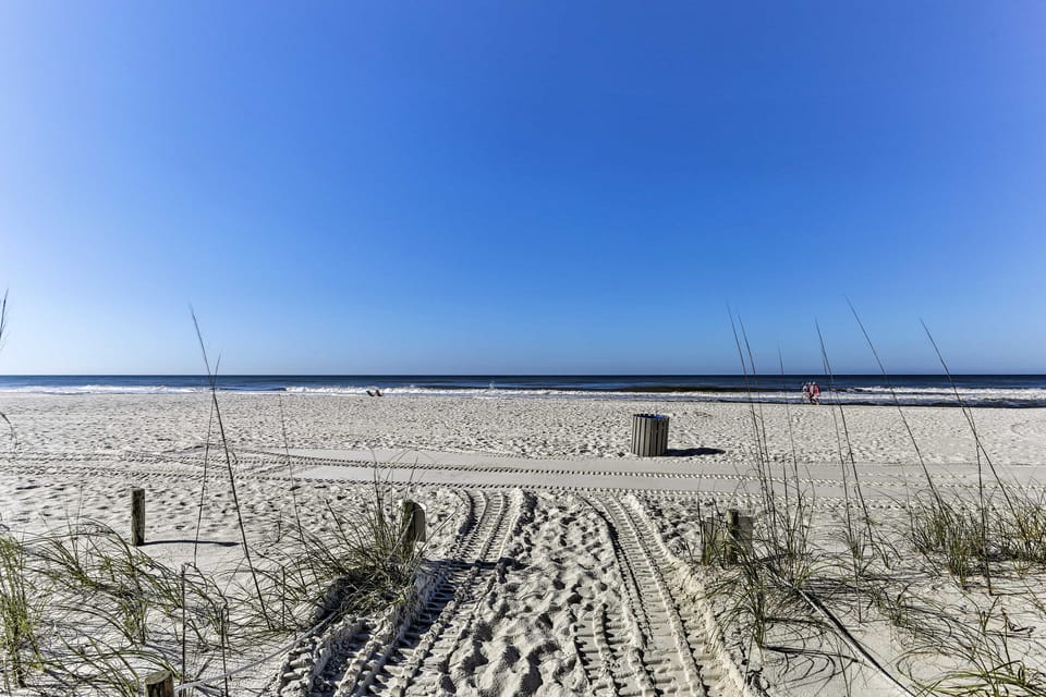 Steps to Shore! PCB Resort Condo w/ Balcony Apartment in Sunnyside