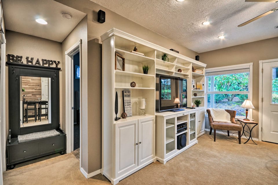 Cute & Cozy PDX Area Townhouse: 31 Mi to Mt. Hood! Apartment in Clackamas County