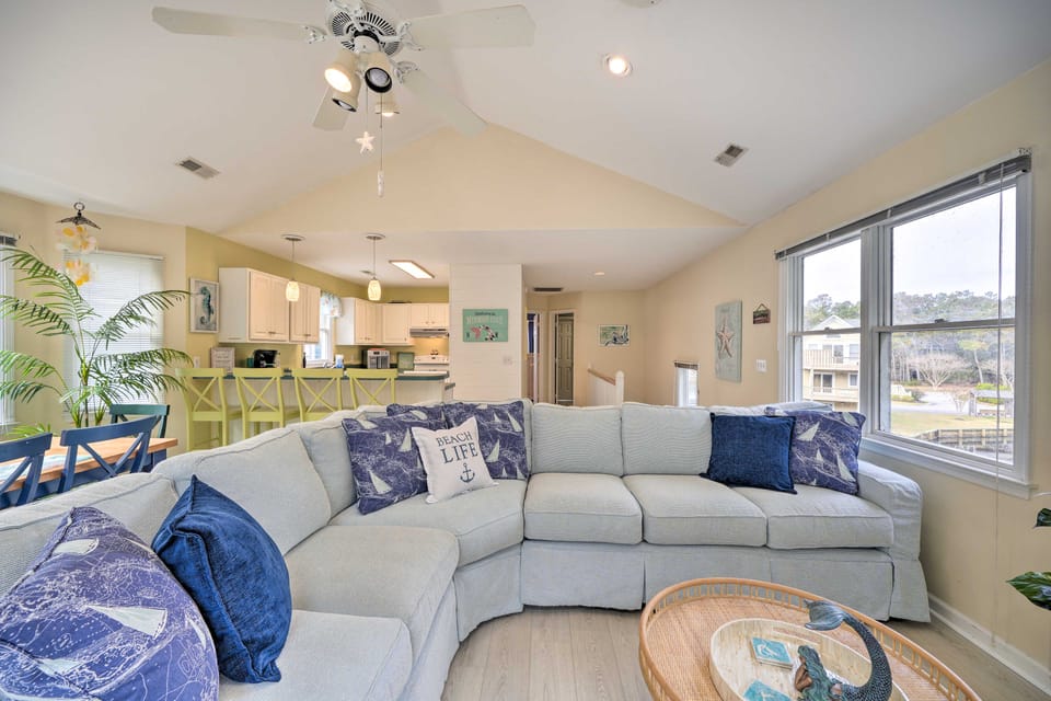 Coastal Home w/ Community Pool < 2 Miles to Beach! Apartment in Corolla