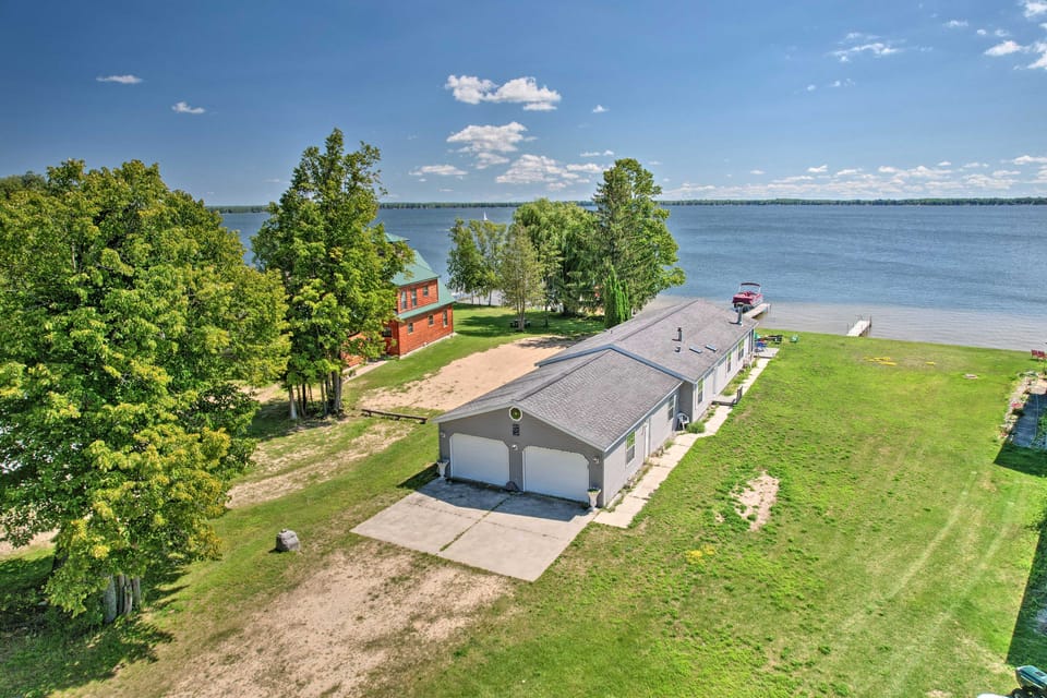 Houghton Lake Family Getaway w/ Fire Pit! House in Michigan
