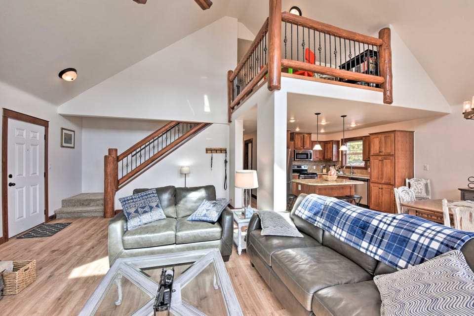 Gorgeous Twin Lakes Home w/ Deck Overlooking Mtns! House in Colorado