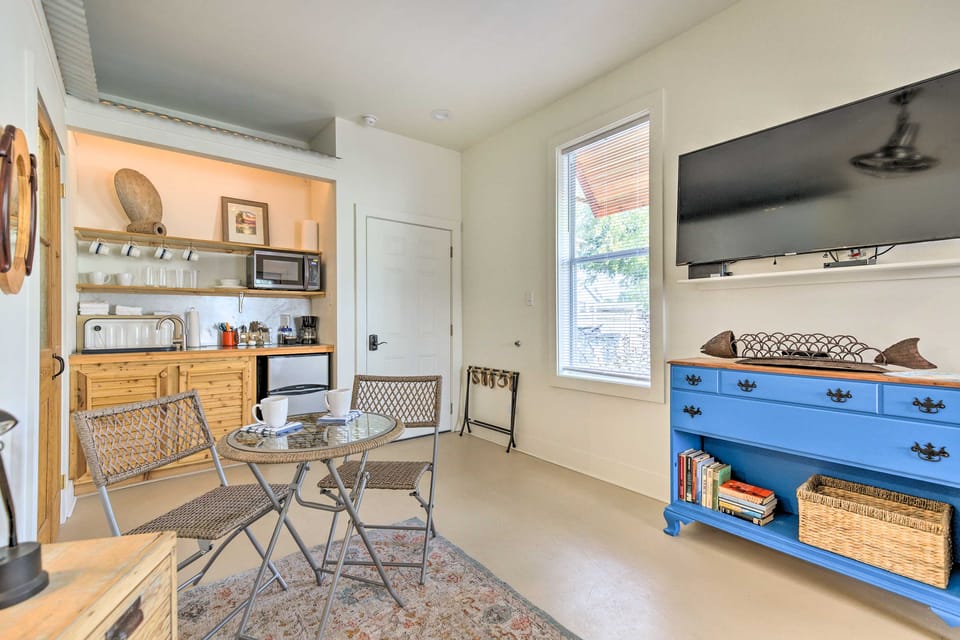 Old Town Getaway, Walk to Shopping, Dining & Bay! Apartment in Bay Saint Louis