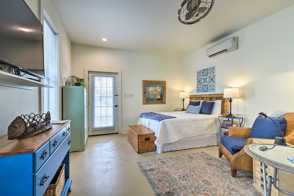Old Town Getaway, Walk to Shopping, Dining & Bay! Apartment in Bay Saint Louis