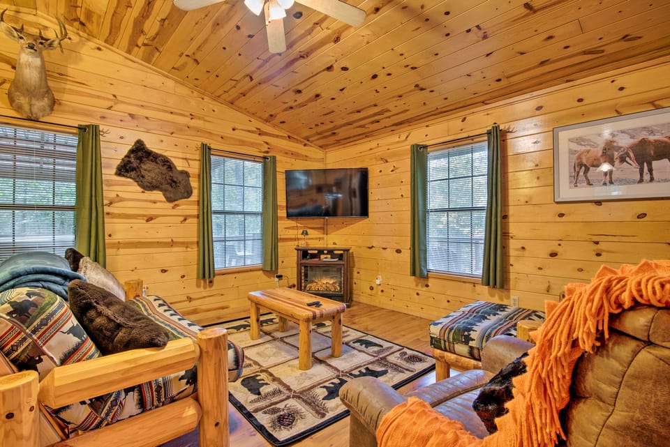 Broken Bow Cabin w/ Hot Tub, Near Hiking + Fishing House in Oklahoma