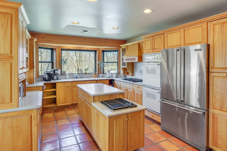Deck & Game Room: Family Wilmington Retreat House in Wilmington