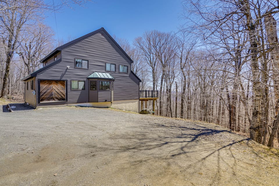Deck & Game Room: Family Wilmington Retreat House in Wilmington
