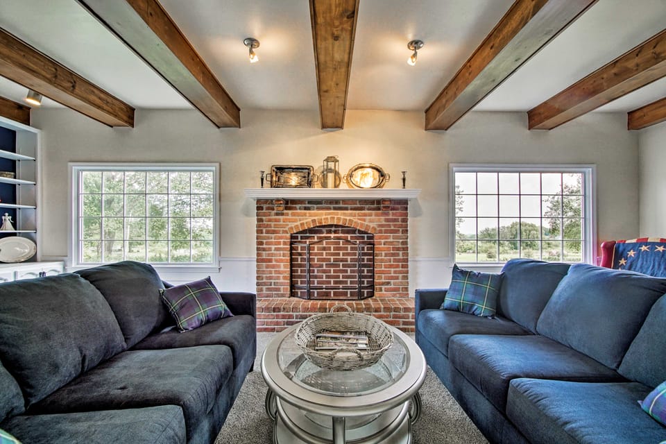 Remodeled Historic Farmhouse ~ 20 Mi to KC! House in Liberty