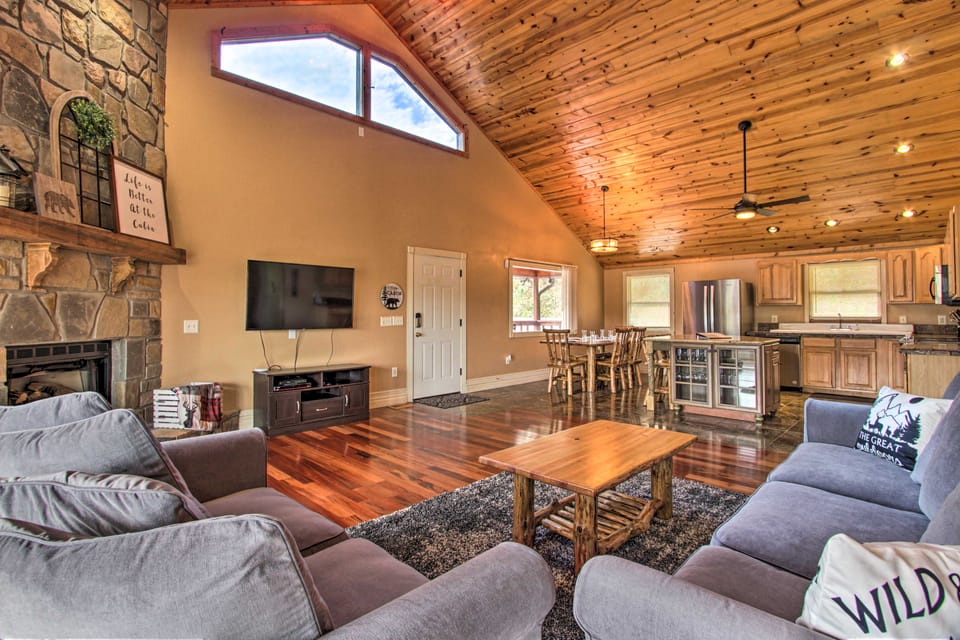Luxe Cabin w/ Covered Pool + Smoky Mountain Vistas House in Sevier County
