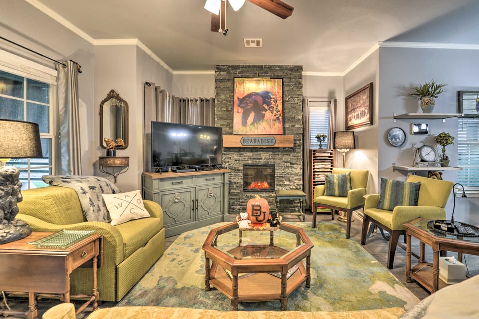 'Bearadise Bungalow' ~ 2 Mi to Magnolia Market! Cottage in Waco