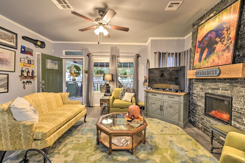 'Bearadise Bungalow' ~ 2 Mi to Magnolia Market! Cottage in Waco