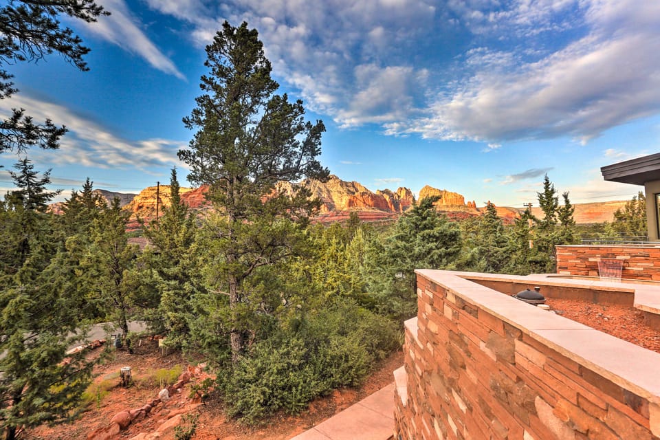Mountain-View Patio: Sedona Suite Near Trails Apartment in Sedona