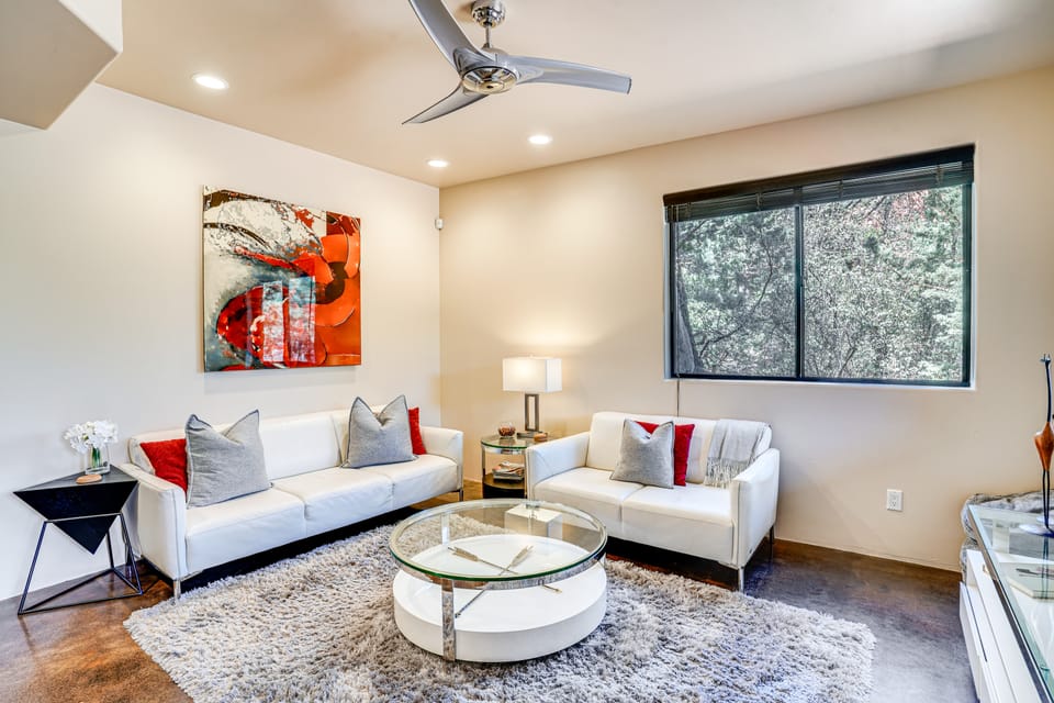 Mountain-View Patio: Sedona Suite Near Trails Apartment in Sedona