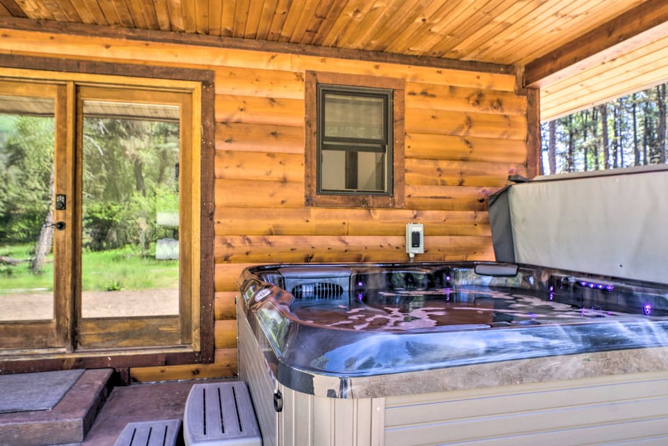 Hot Tub Soaks & Spot Wildlife! Garden Valley Cabin House in Salmon River