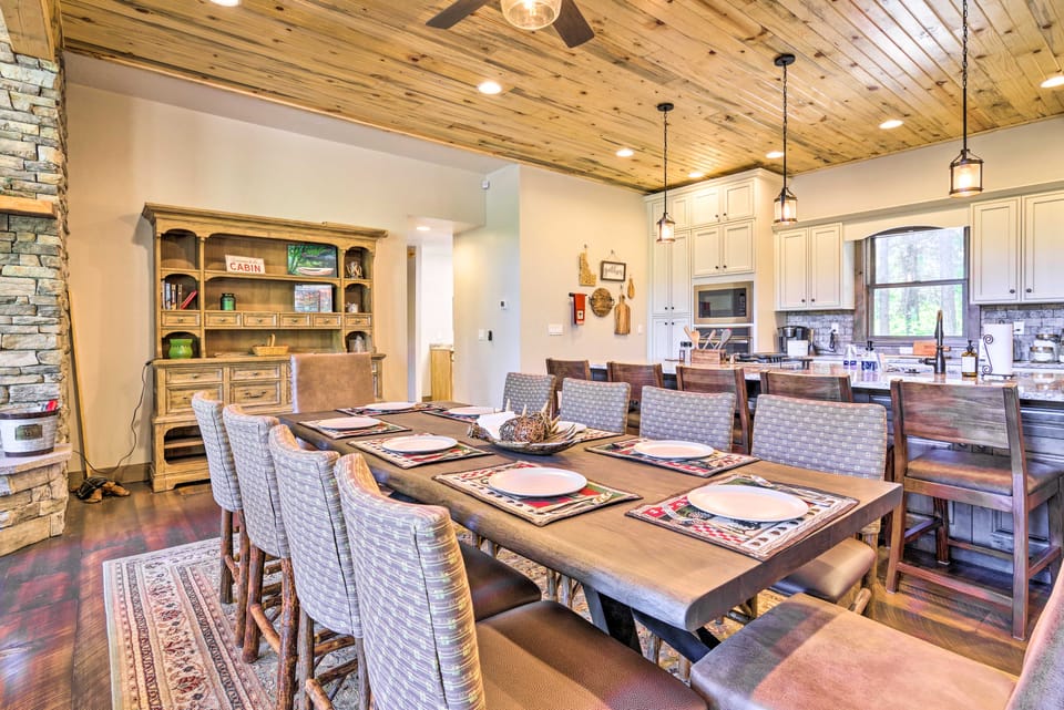 Hot Tub Soaks & Spot Wildlife! Garden Valley Cabin House in Salmon River