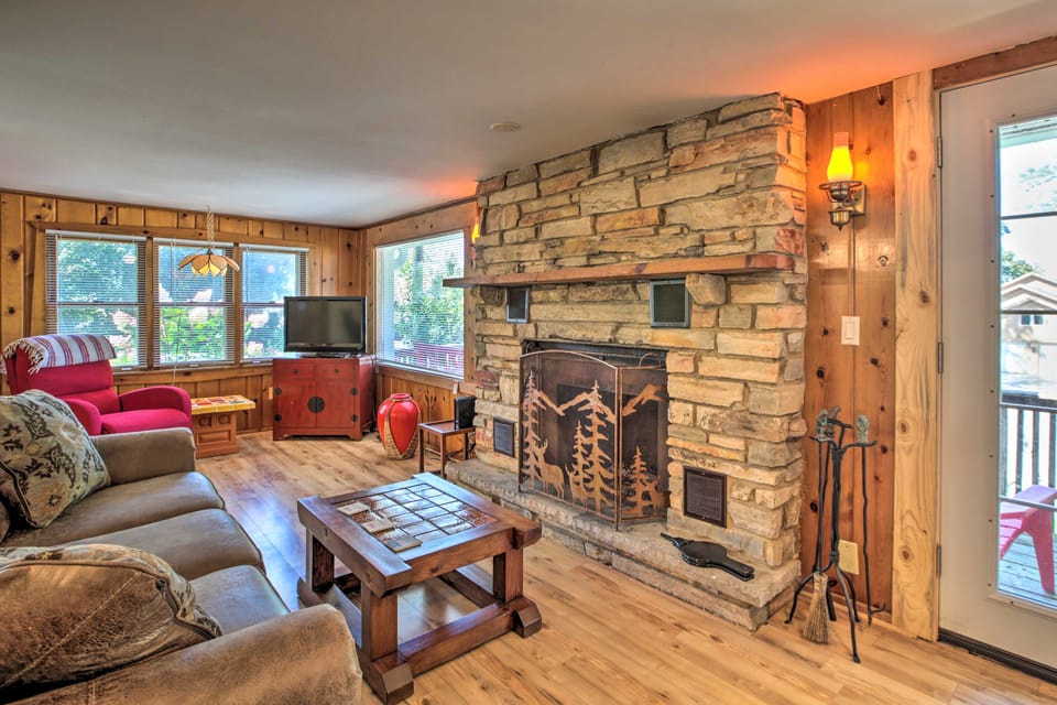 Pet-Friendly Home w/ Views of Lake Delavan! House in Wisconsin