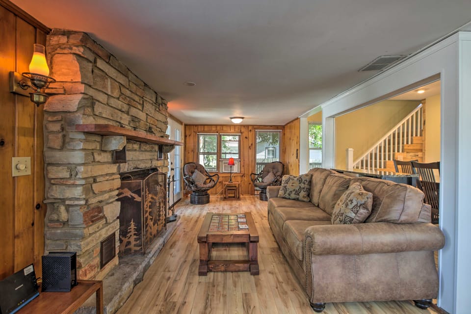Pet-Friendly Home w/ Views of Lake Delavan! House in Wisconsin