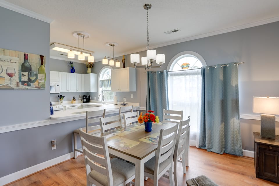 < 2 Mi to Coast: Condo w/ Pool in Myrtle Beach Apartment in Carolina Forest