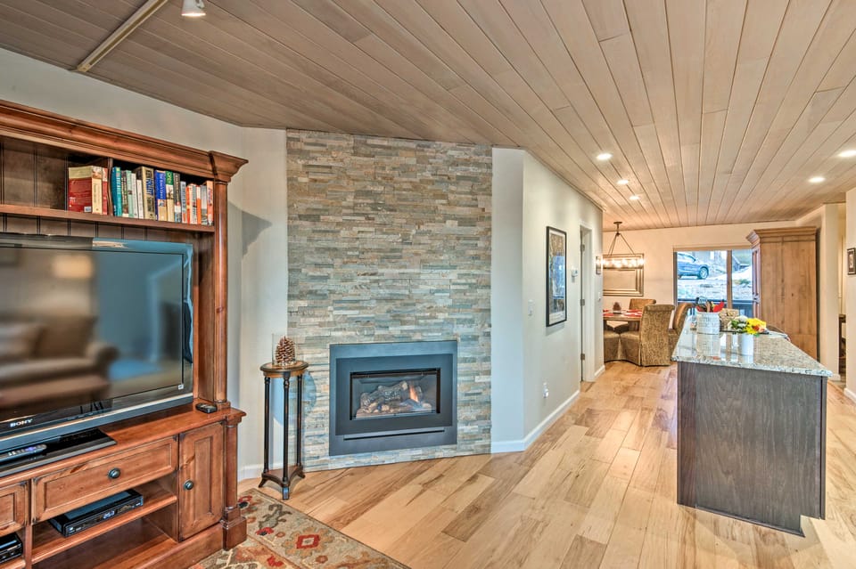 2 Mi to Heavenly Mountain: Tahoe Retreat w/ Views Apartment in Round Hill Village