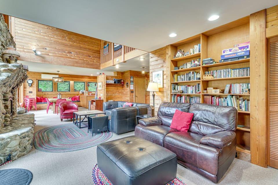 Riverfront Skykomish Cabin w/ Private Hot Tub! House in King County