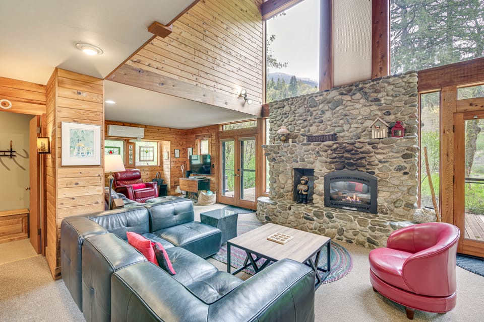Riverfront Skykomish Cabin w/ Private Hot Tub! House in King County