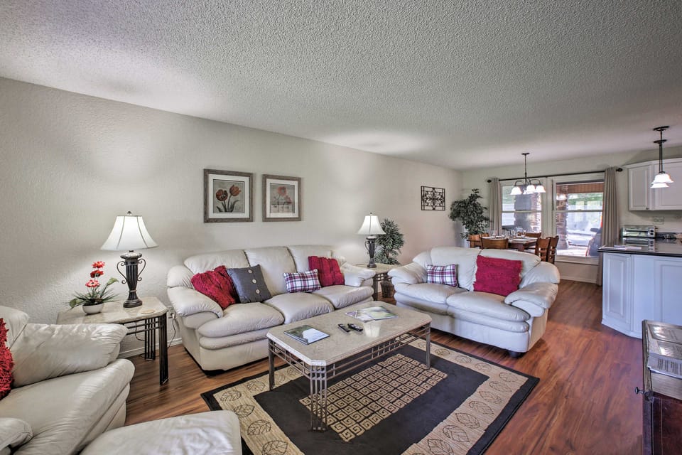 Golf Course Front Townhome Near Mtn Biking Trails! Apartment in Bella Vista