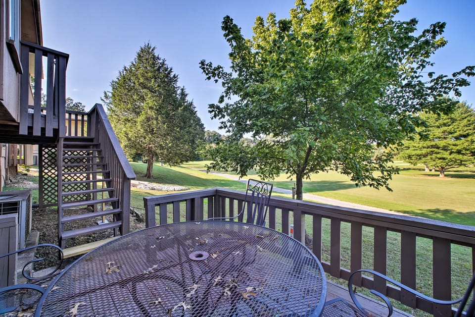 Golf Course Front Townhome Near Mtn Biking Trails! Apartment in Bella Vista