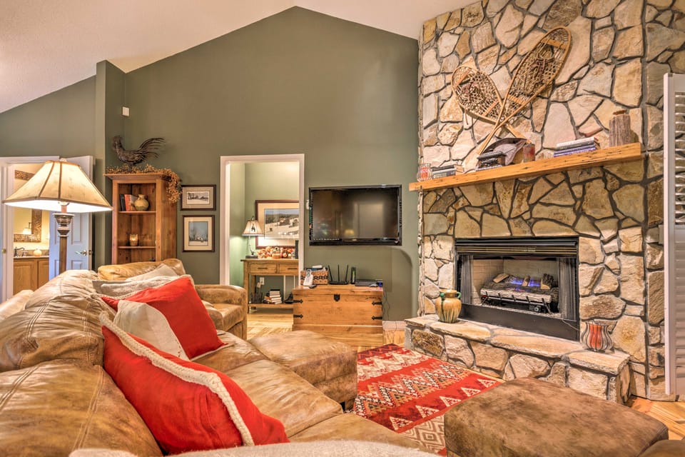 Screened Porch + 3 Decks: Beech Mountain Cabin House in Beech Mountain