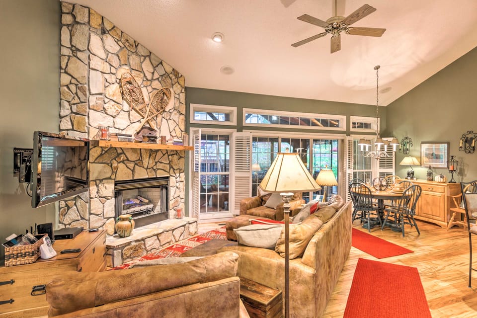 Screened Porch + 3 Decks: Beech Mountain Cabin House in Beech Mountain