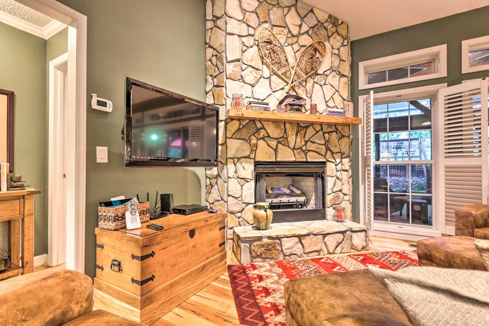 Screened Porch + 3 Decks: Beech Mountain Cabin House in Beech Mountain