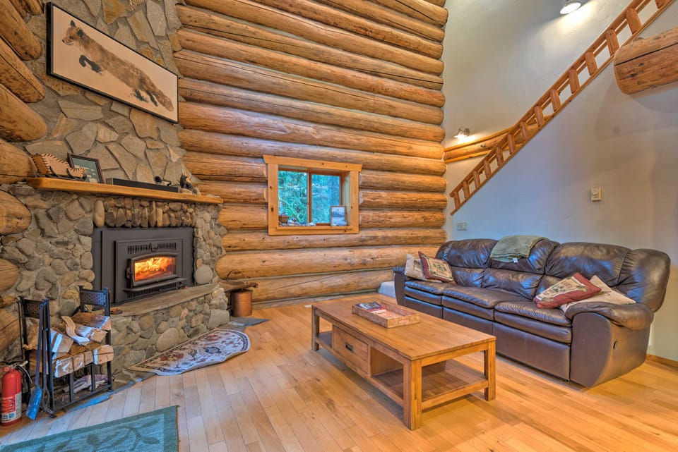 Riverfront Cabin w/ Hot Tub: 2 Mi to Eagle Falls House in King County