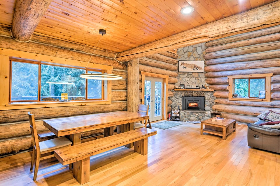 Riverfront Cabin w/ Hot Tub: 2 Mi to Eagle Falls House in King County