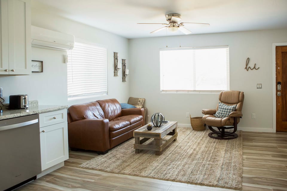 Poolside Relaxation: Couple's Retreat in Peoria! Apartment in Glendale